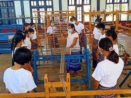 အမျိုးသမီး အသက်မွေးဝမ်းကျောင်းမြှင့်တင်ရေး
