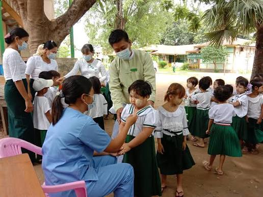 "လက်တွဲကူညီ ဧရာဝတီ" အစီအစဉ်ဖြင့် ရေဘေးသင့်ပြည်သူများအား ကူညီထောက်ပံ့